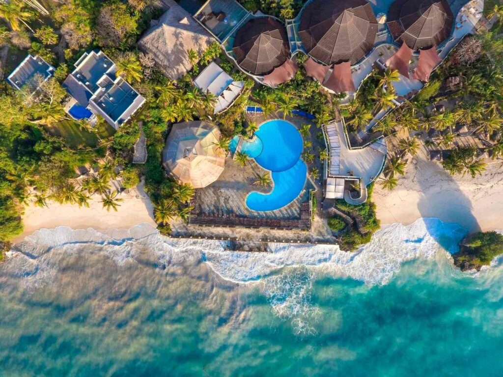 Savanne trifft Traumstrand: 12 Tage Kenia mit Big Five Safari und Diani Beach ab 2.199 Euro