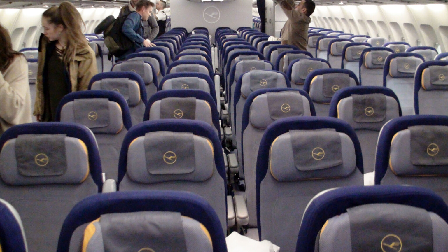 Lufthansa Economy Class Kabine eines Passagierflugzeuges