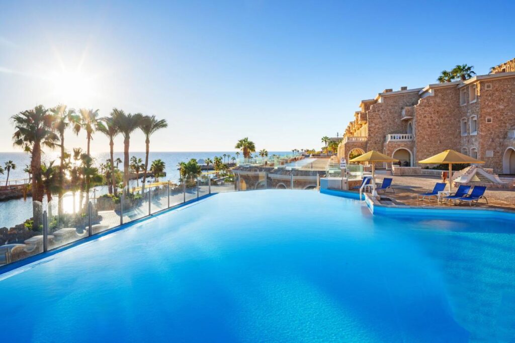 Infinitypool und Palmen mit Meerblick im Pickalbatros Citadel Resort, Ägypten