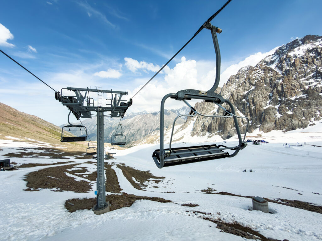 Skigebiete in Italien unter Druck: Fast 300 Anlagen aufgegeben Abgeschalteter Skilift in Skigebiet mit wenig Schnee