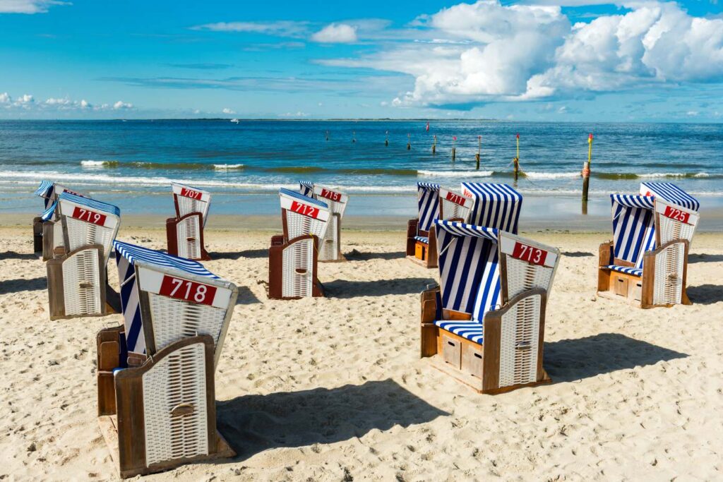 Sturm an der Nordsee: Mit diesen Änderungen im Fährverkehr müssen Reisende am Wochenende rechnen Strandkörbe auf Insel Norderney an der Nordsee